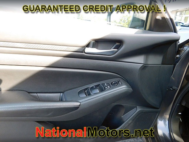 Nissan Altima Vehicle Full-screen Gallery Image 10