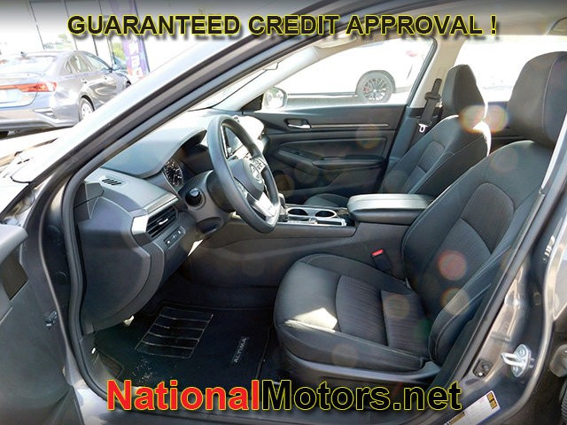 Nissan Altima Vehicle Full-screen Gallery Image 12