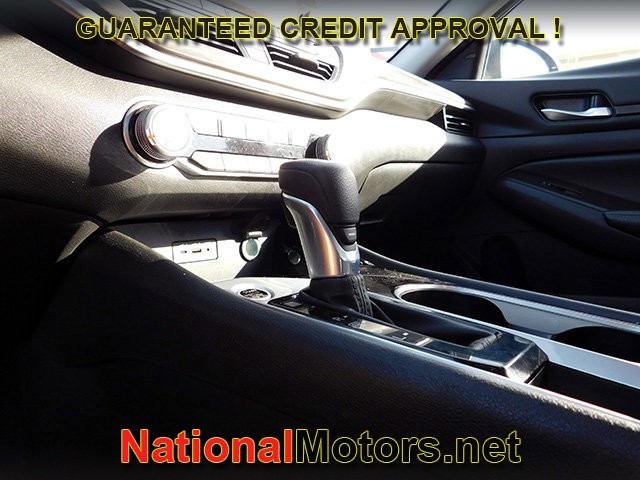 Nissan Altima Vehicle Full-screen Gallery Image 16