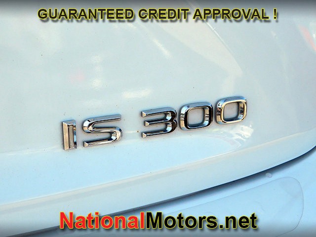Lexus IS Vehicle Full-screen Gallery Image 08