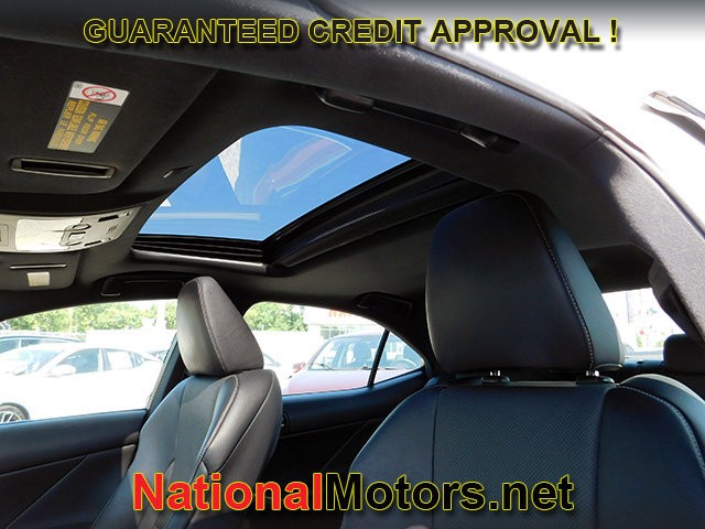 Lexus IS Vehicle Full-screen Gallery Image 18