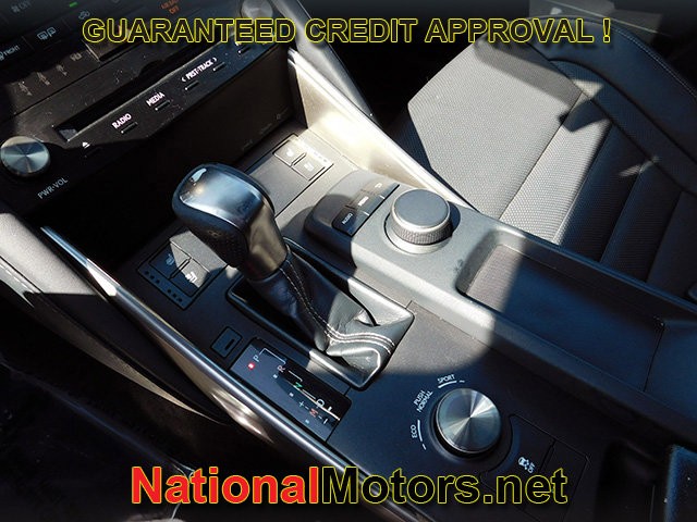 Lexus IS Vehicle Full-screen Gallery Image 22