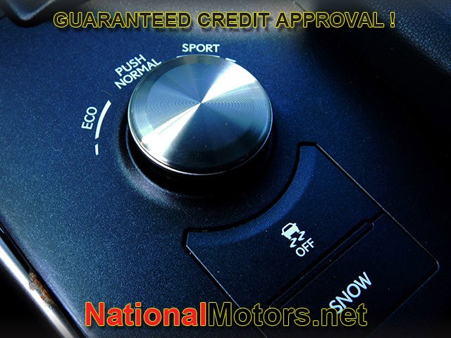 Lexus IS Vehicle Full-screen Gallery Image 25