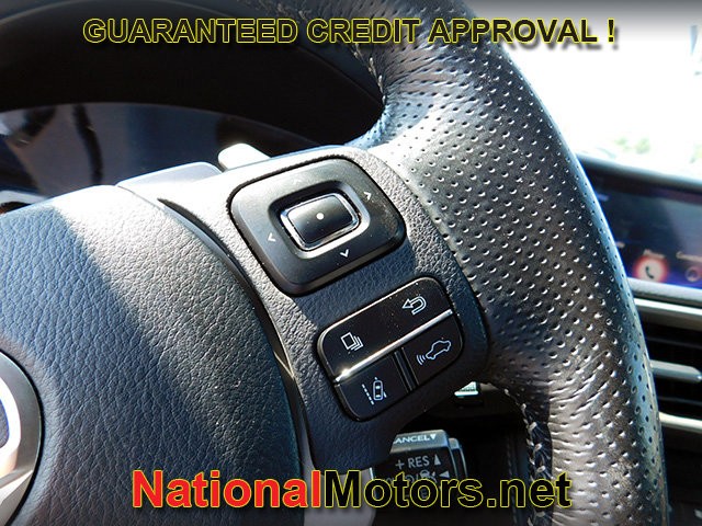 Lexus IS Vehicle Full-screen Gallery Image 26