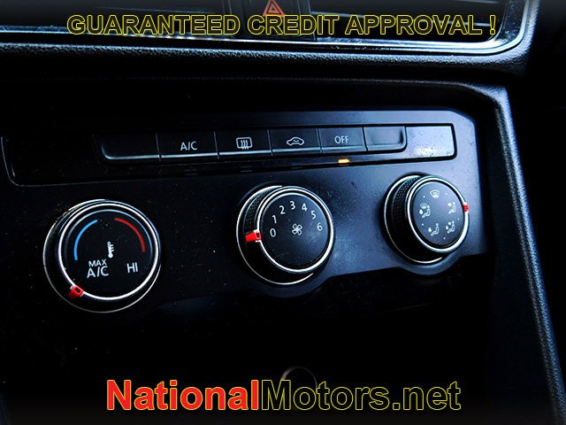 Volkswagen Taos Vehicle Full-screen Gallery Image 16