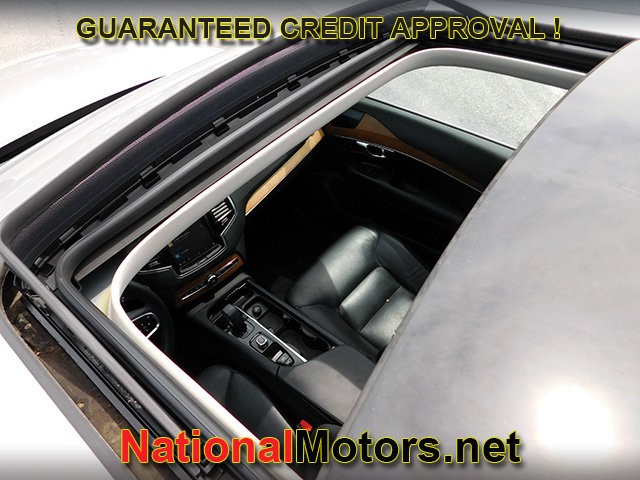Volvo XC90 Vehicle Full-screen Gallery Image 07