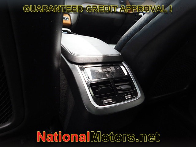 Volvo XC90 Vehicle Full-screen Gallery Image 12