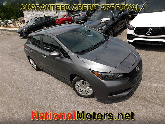 Nissan LEAF Vehicle Full-screen Gallery Image 02