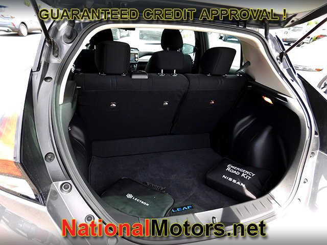 Nissan LEAF Vehicle Full-screen Gallery Image 06