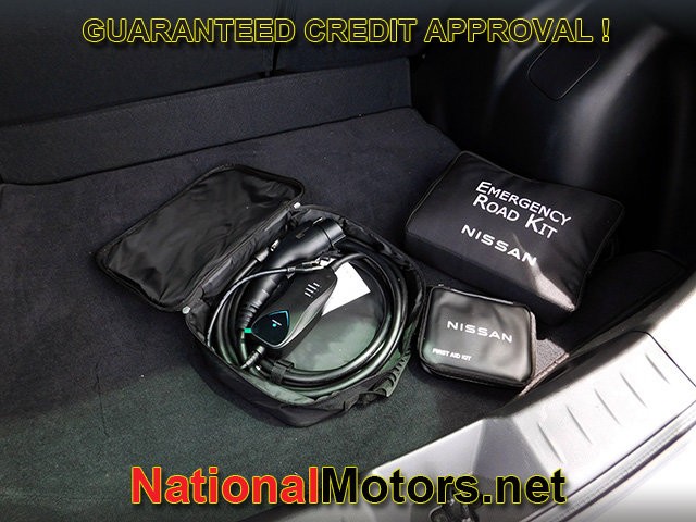 Nissan LEAF Vehicle Full-screen Gallery Image 07