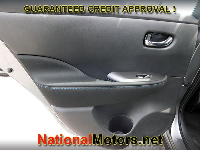 Nissan LEAF Vehicle Full-screen Gallery Image 09