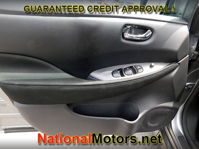 Nissan LEAF Vehicle Full-screen Gallery Image 12
