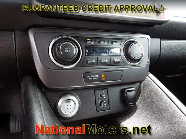 Nissan LEAF Vehicle Full-screen Gallery Image 17