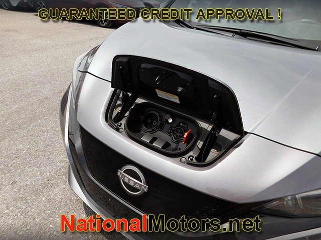 Nissan LEAF Vehicle Full-screen Gallery Image 23