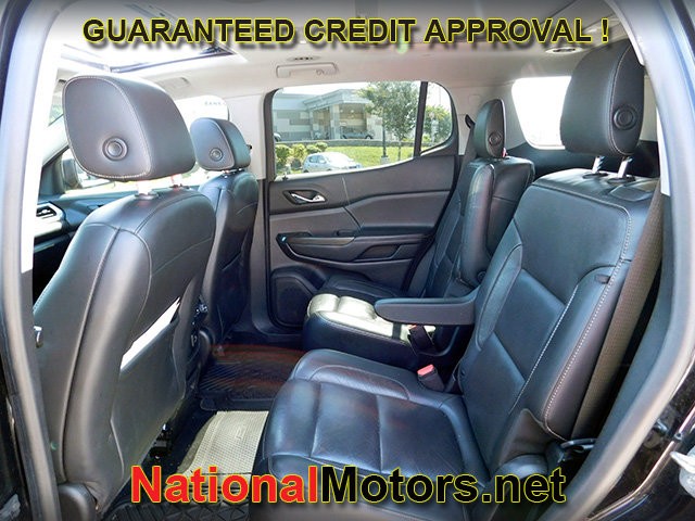 GMC Acadia Vehicle Full-screen Gallery Image 12