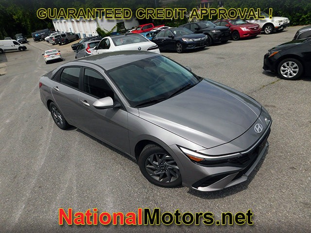 Hyundai Elantra Vehicle Full-screen Gallery Image 02