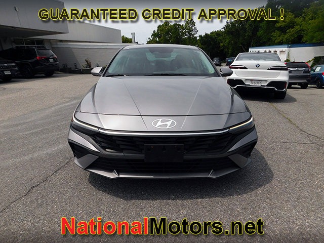 Hyundai Elantra Vehicle Full-screen Gallery Image 03