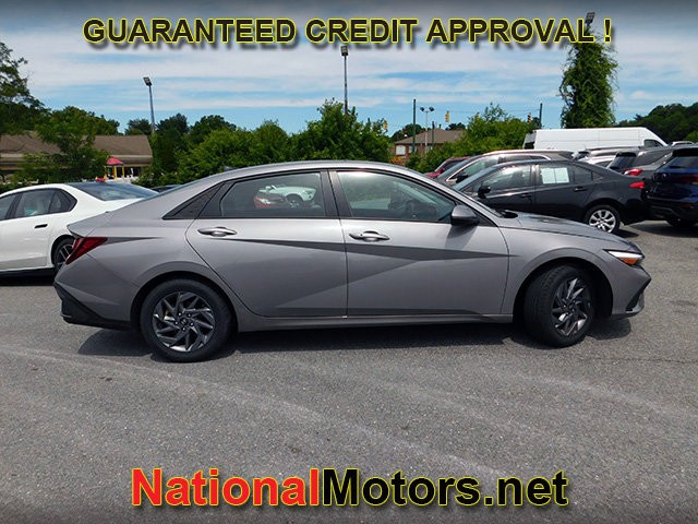 Hyundai Elantra Vehicle Full-screen Gallery Image 04