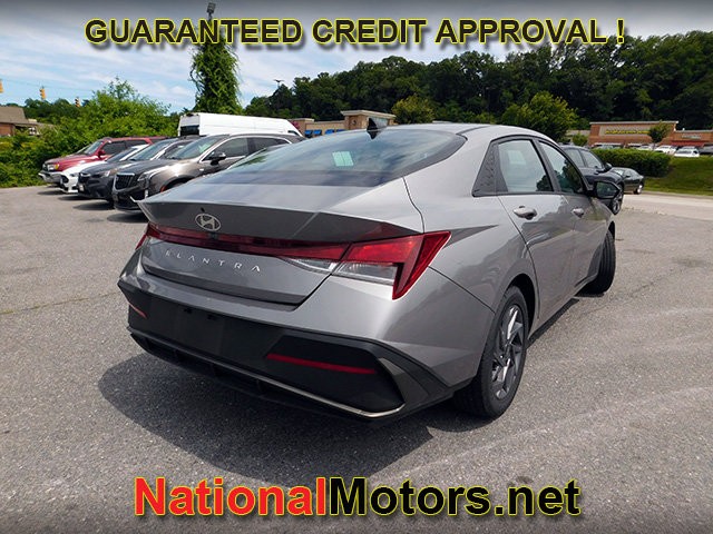 Hyundai Elantra Vehicle Full-screen Gallery Image 05