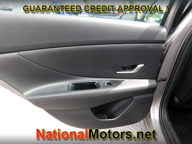 Hyundai Elantra Vehicle Full-screen Gallery Image 07