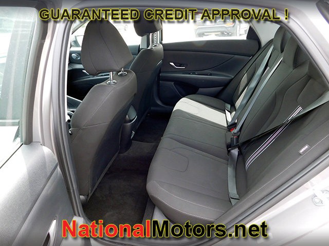 Hyundai Elantra Vehicle Full-screen Gallery Image 08