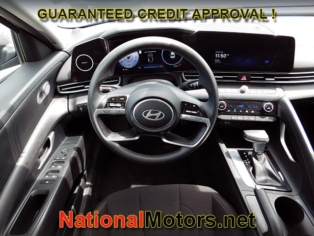 Hyundai Elantra Vehicle Full-screen Gallery Image 09