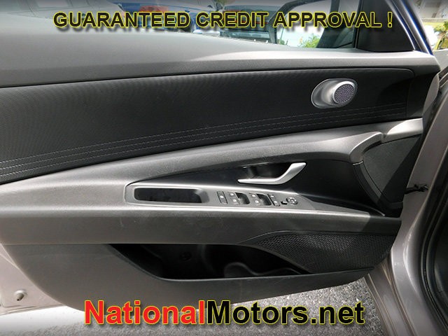 Hyundai Elantra Vehicle Full-screen Gallery Image 10