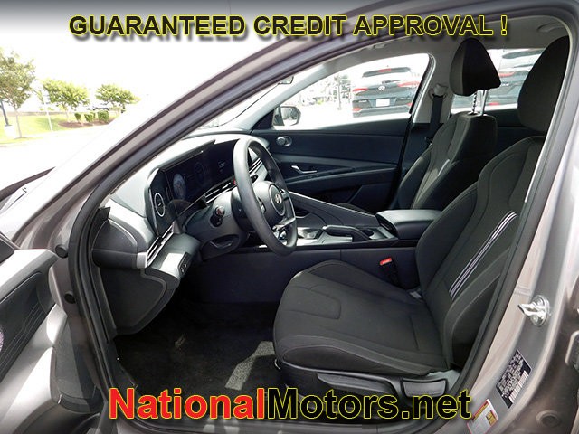 Hyundai Elantra Vehicle Full-screen Gallery Image 11