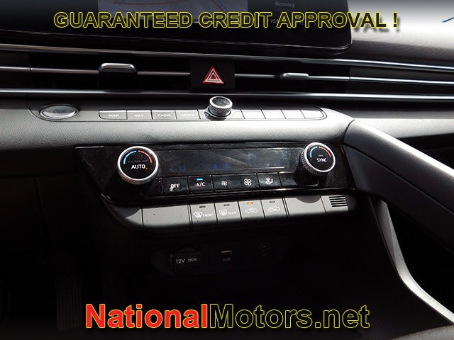 Hyundai Elantra Vehicle Full-screen Gallery Image 16
