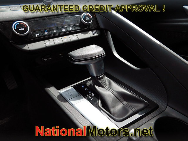 Hyundai Elantra Vehicle Full-screen Gallery Image 17