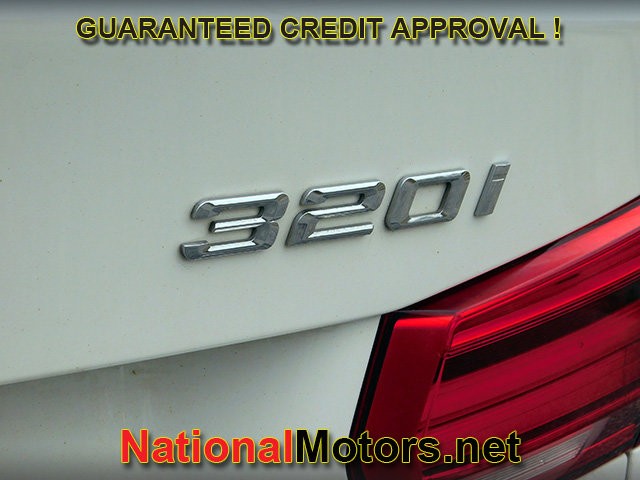 BMW 3 Series Vehicle Full-screen Gallery Image 06