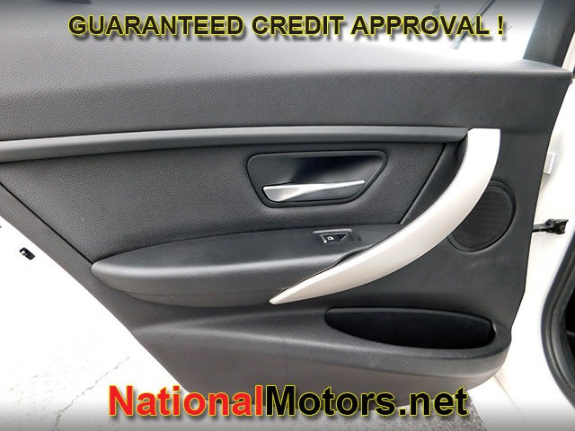 BMW 3 Series Vehicle Full-screen Gallery Image 09