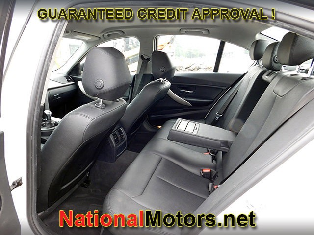 BMW 3 Series Vehicle Full-screen Gallery Image 10
