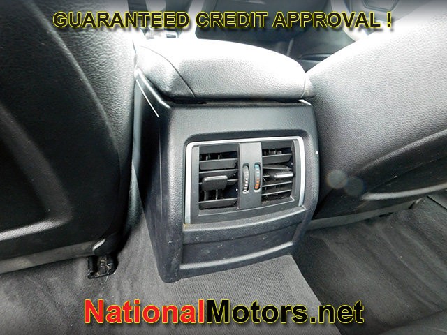 BMW 3 Series Vehicle Full-screen Gallery Image 11
