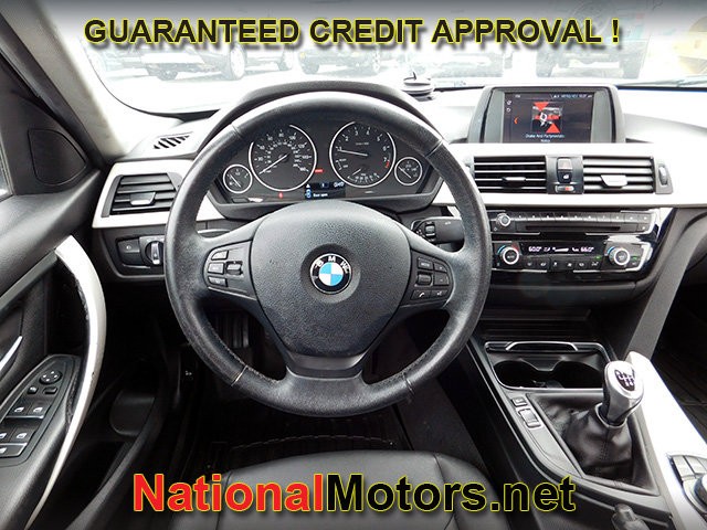 BMW 3 Series Vehicle Full-screen Gallery Image 12