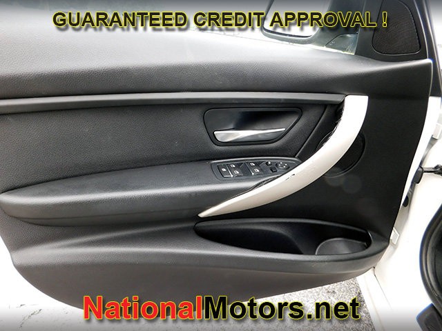 BMW 3 Series Vehicle Full-screen Gallery Image 13