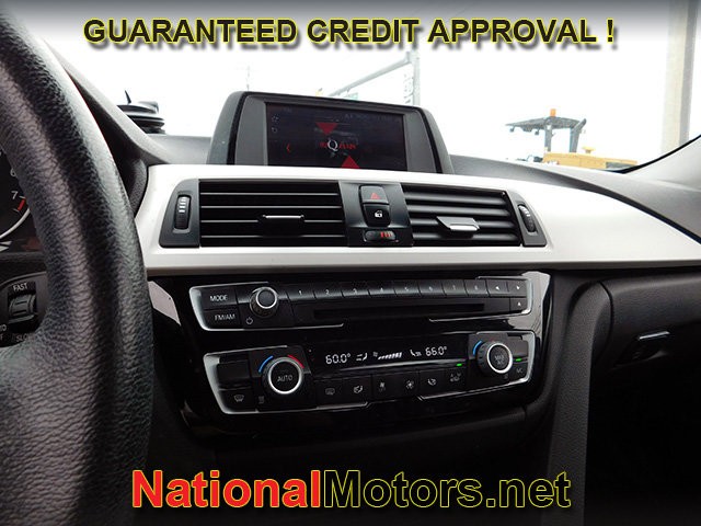 BMW 3 Series Vehicle Full-screen Gallery Image 15