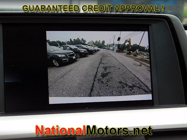 BMW 3 Series Vehicle Full-screen Gallery Image 17