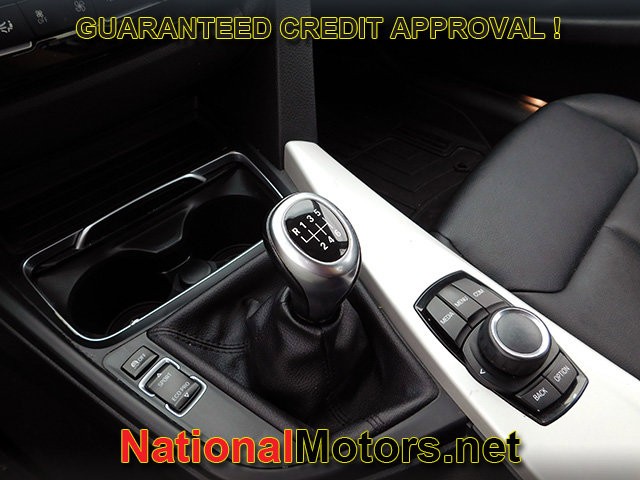 BMW 3 Series Vehicle Full-screen Gallery Image 18