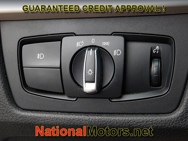 BMW 3 Series Vehicle Full-screen Gallery Image 23