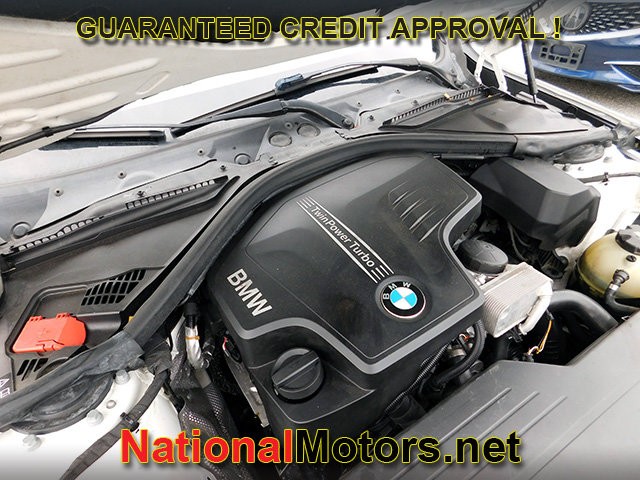 BMW 3 Series Vehicle Full-screen Gallery Image 24