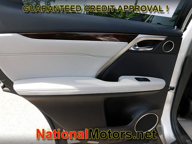 Lexus RX Vehicle Full-screen Gallery Image 09