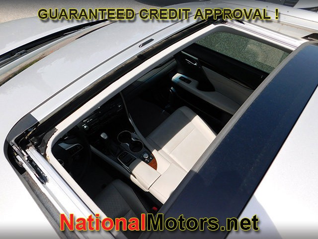 Lexus RX Vehicle Full-screen Gallery Image 13