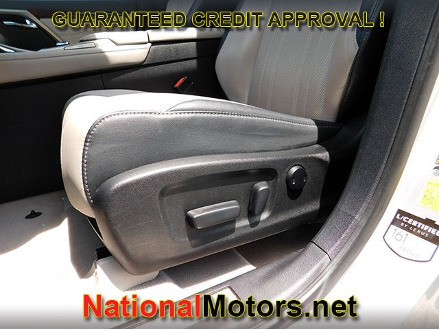 Lexus RX Vehicle Full-screen Gallery Image 17