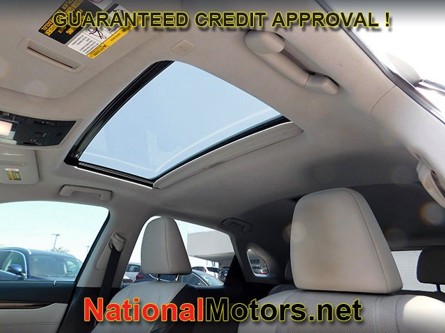 Lexus RX Vehicle Full-screen Gallery Image 18