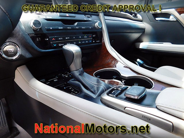 Lexus RX Vehicle Full-screen Gallery Image 22