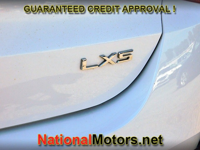 Kia K5 Vehicle Full-screen Gallery Image 05