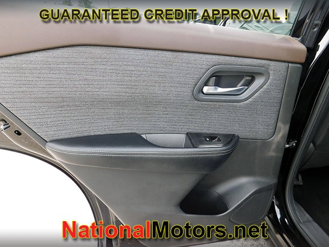 Nissan Rogue Vehicle Full-screen Gallery Image 09