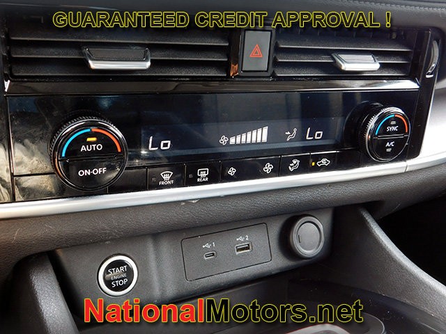 Nissan Rogue Vehicle Full-screen Gallery Image 18