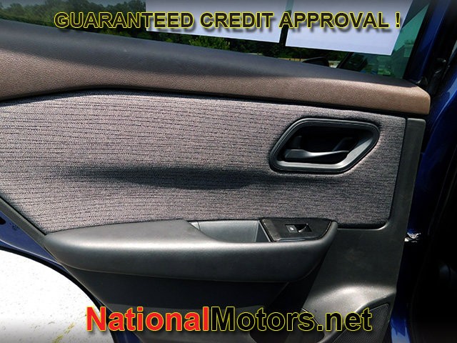Nissan Rogue Vehicle Full-screen Gallery Image 08